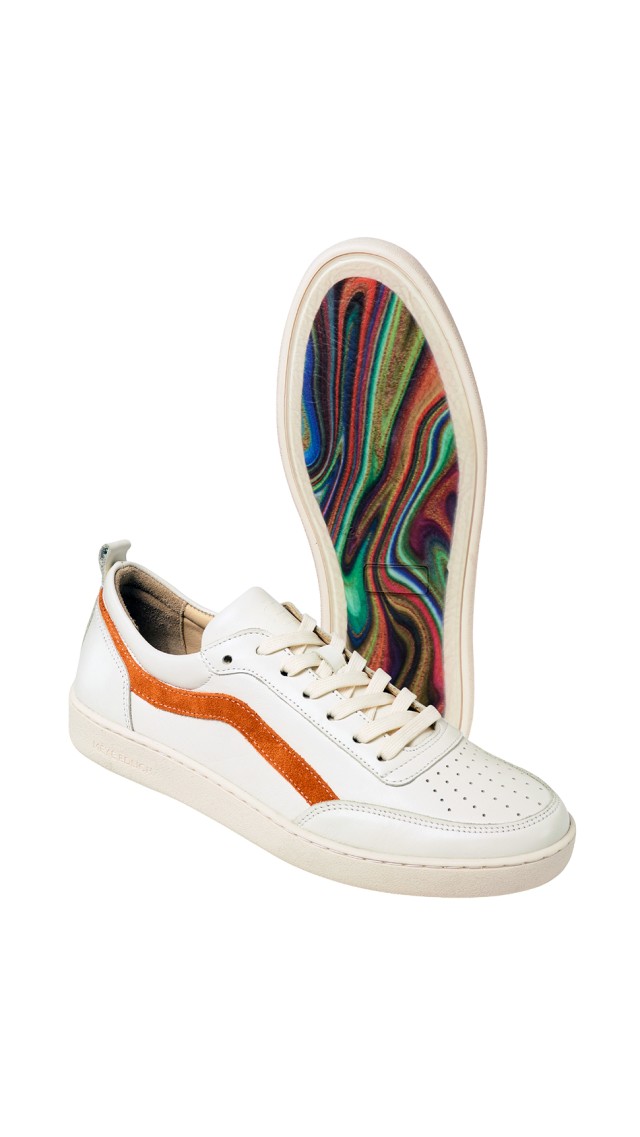 Sachabbildung von einem paar weißer Sneaker