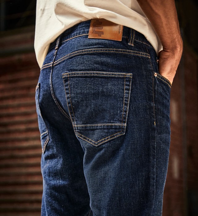 Rückansicht eines Mannes der eine Jeans trägt.