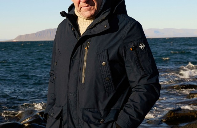 Alfred Gislason in Jacke an der Küste.