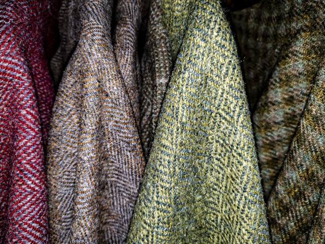 Nahaufnahme von Ärmeln aus Tweed Stoff.