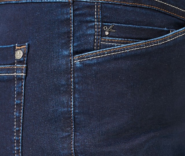 Nahaufnahme einer Five Pocket Jeans.