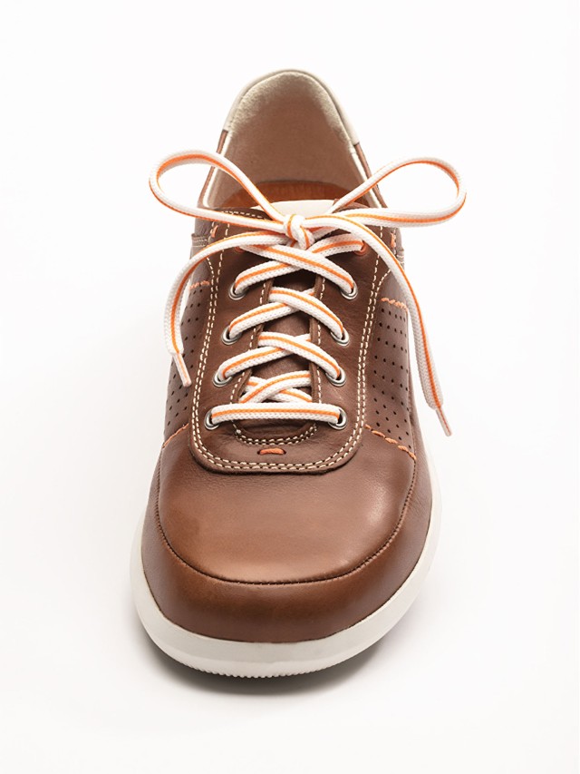 Aufnahme einer Kreuzschnürung an einem Walbusch Schuh.
