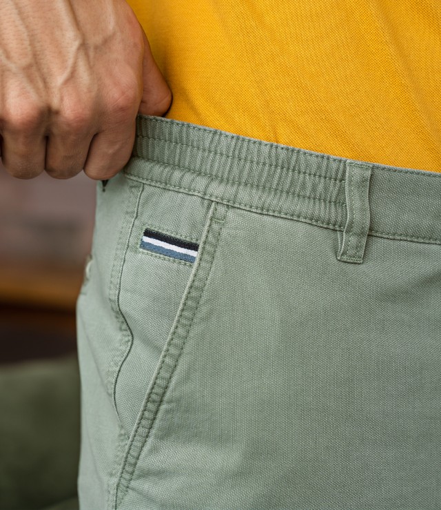 Nahaufnahme einer grünen Herren-Hose mit Dehnbund.