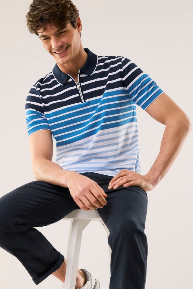 Mann in einem blau-weiß-gestreiften Club-Polohemd.