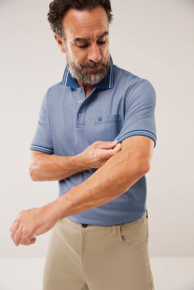Mann in einem kurzärmligen blauen Stehkragen-Polo.