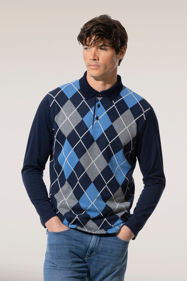 Mann in einem blauen  Rauten-Langarmpolo.