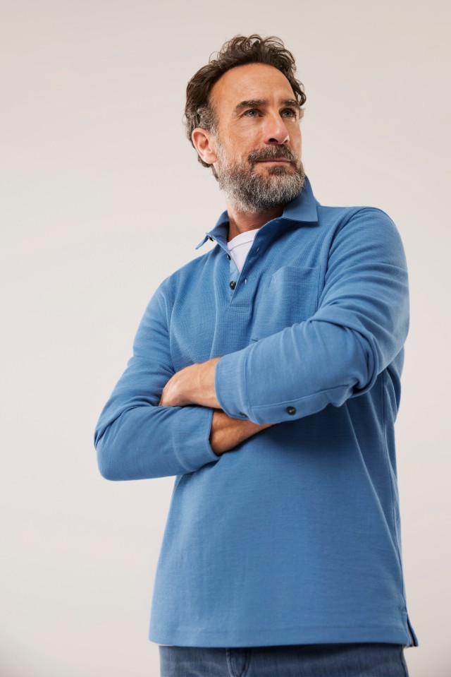 Mann in einem blauen Flammgarn-Polo.