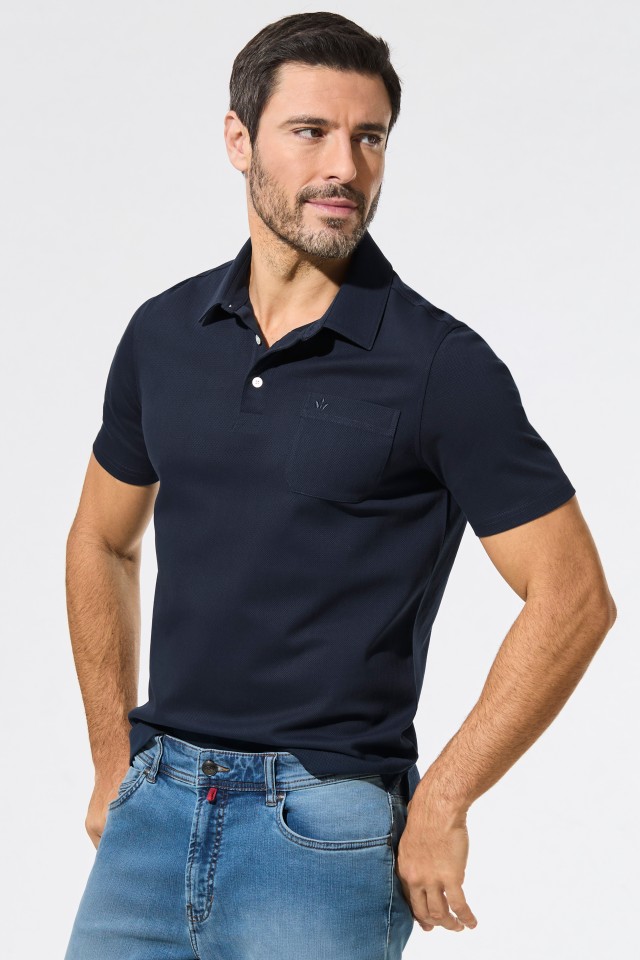 Mann in einem dunkelblauen Kurzarm-Polohemd.