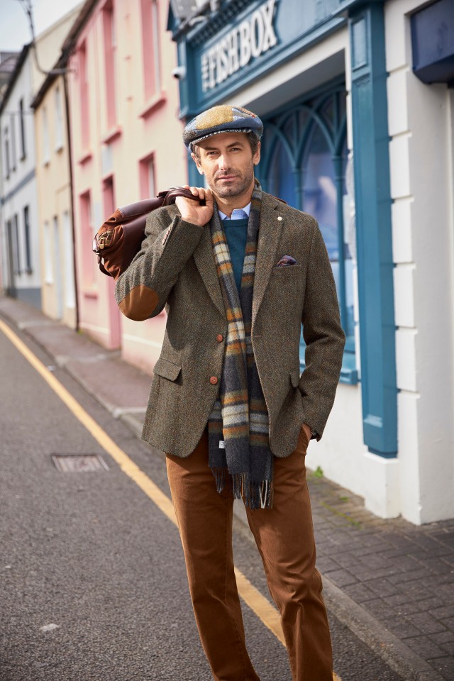 Eine Aufnahme von einem Herren mit einem Tweed Sakko.
