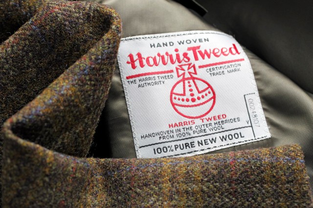 Aufnahme eines Schildchens mit der Aufschrift Harris Tweed.