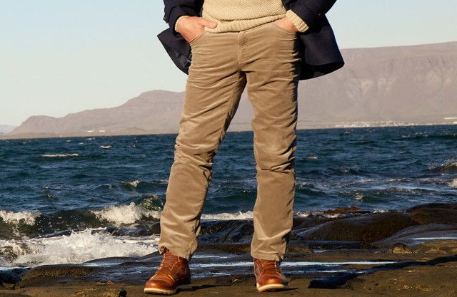 Alfred Gislason in beiger Jacke an der Küste.