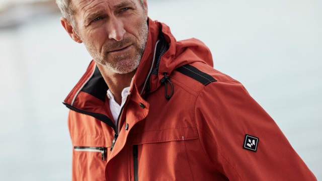 Mann trägt eine rote Windlock Jacke