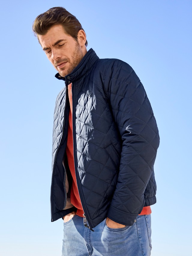 Mann trägt eine blaue Ultrasonic-verschweißte Jacke