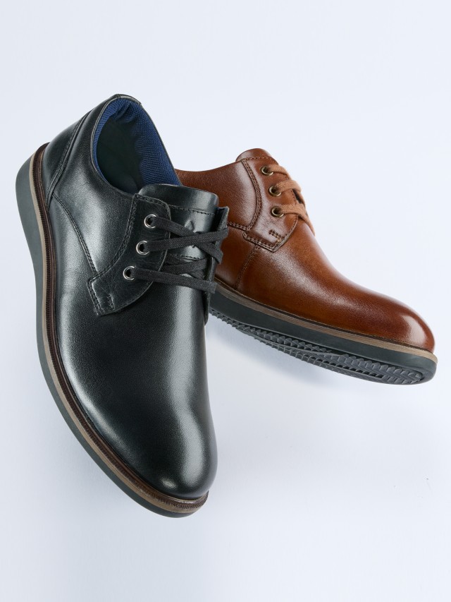 Schwarzer und brauner Schuh auf weißen Hintergrund