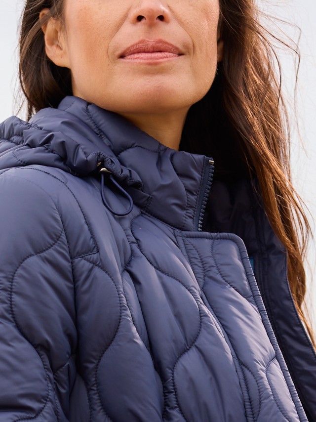 Nahaufnahme der blauen Sandwich Steppjacke