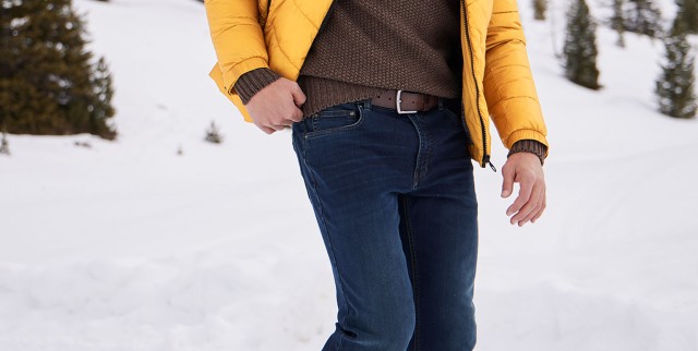 Mann im Schnee mit einer Thermohose.