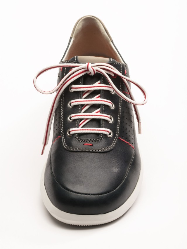Nahaufnahme einer gebundenen Schleife auf einem Schuh von Walbusch.