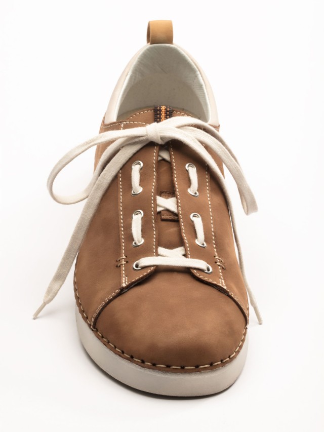 Aufnahme einer "Army Kreuzschnürung" Schnürung an einem Walbusch Schuh.