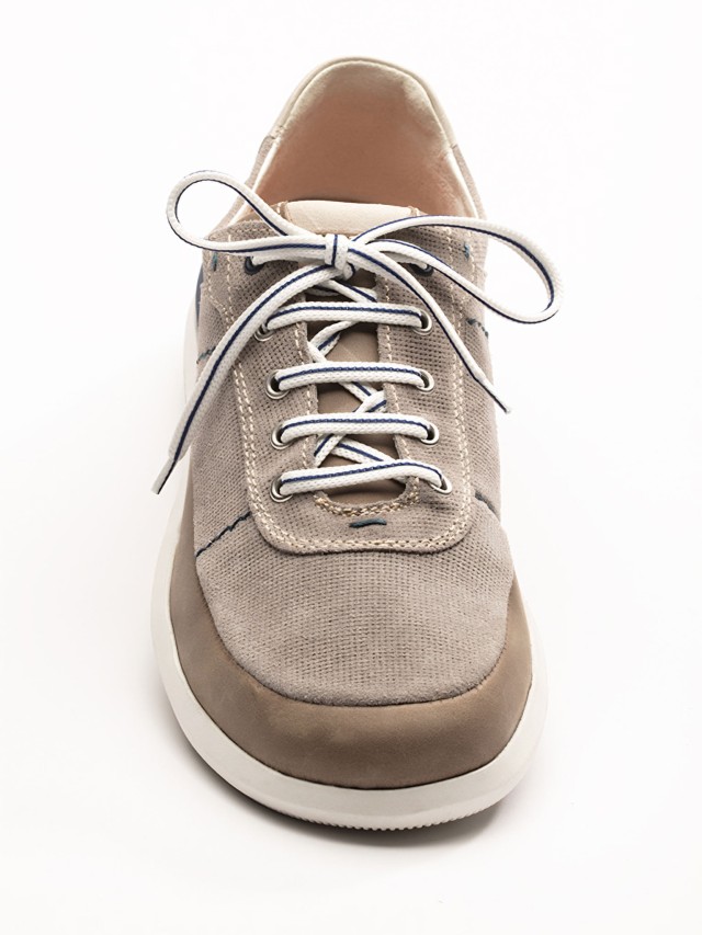 Aufnahme einer Diagonal Schnürung an einem Walbusch Schuh.