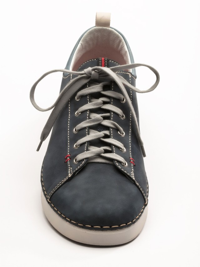 Aufnahme einer Verzwirbelten Schnürung an einem Walbusch Schuh.