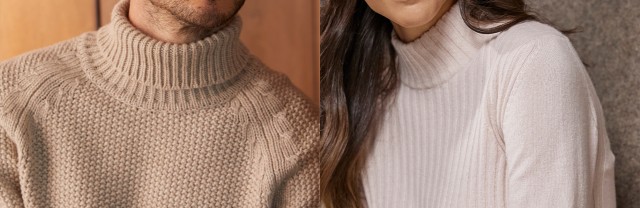 Links Zoomaufnahme eines Herren Pullovers, rechts eines Damen Pullovers.