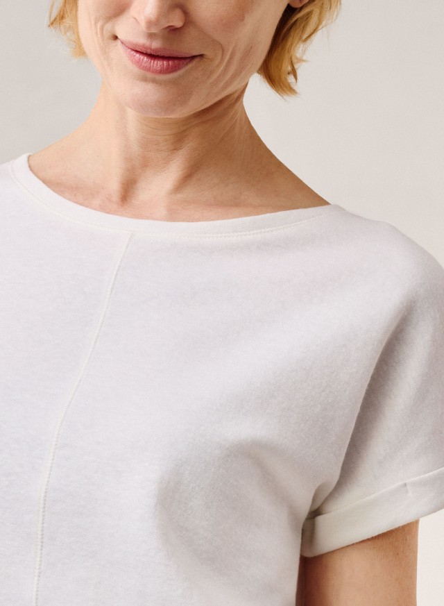 Abbildung Oberkörper Dame in T-Shirt