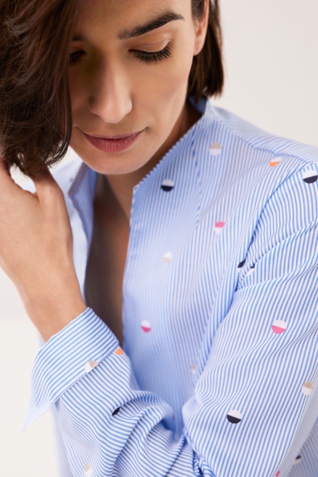 Abbildung Oberkörper Dame in Extraglatt Bluse