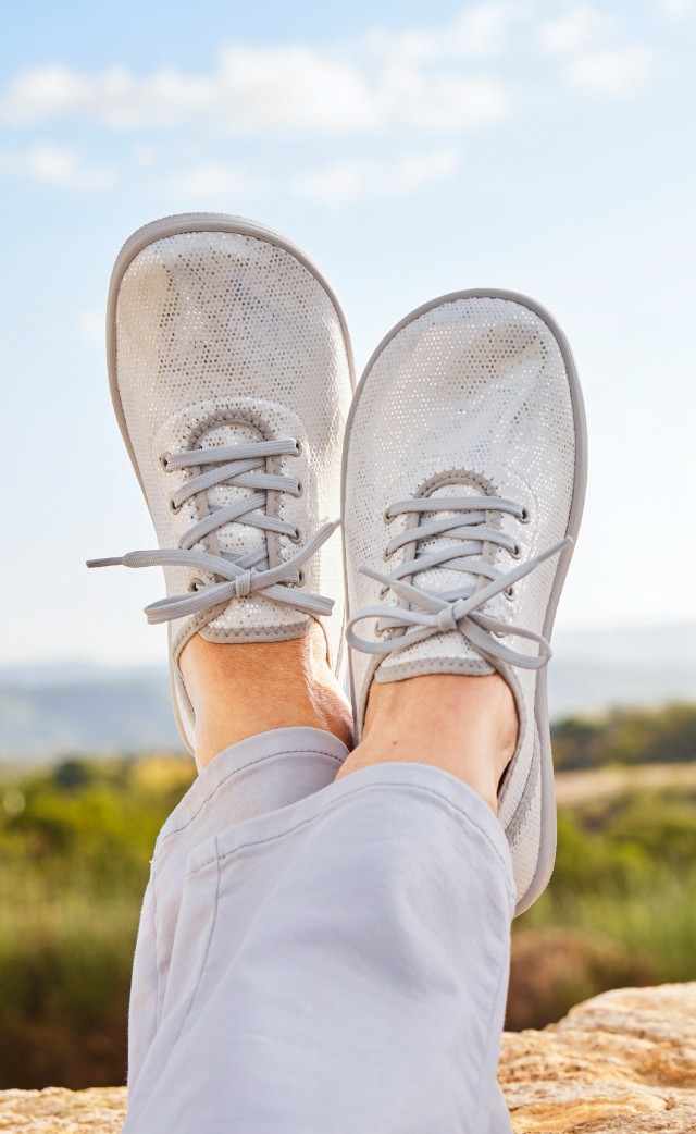 Frauenfüße tragen Hallux-Softschnürer Naturform