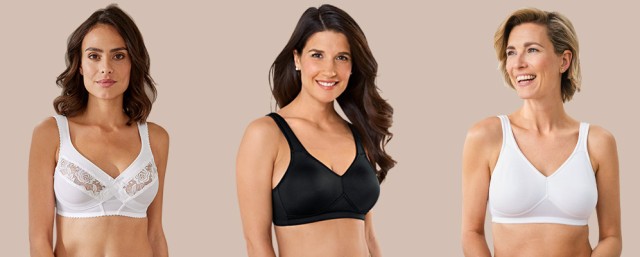 Drei Damen in BHs