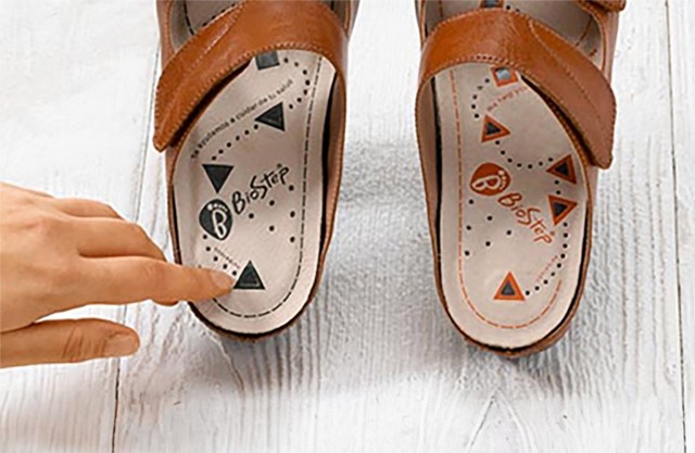 Schuhe mit Magnet-Fußbett.