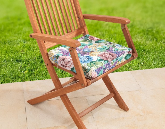 Stuhlkissen als bequeme Sitzhilfen mit blumigem Muster.