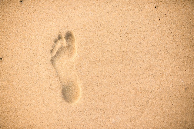 Ein Fussabdruck im Sand.