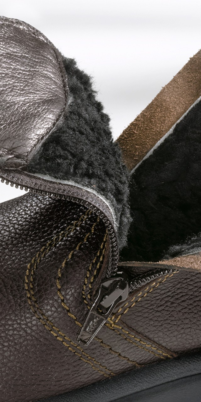 Warmes Thermofutter im Winterschuh mit weit geöffnetem Reißverschluss zum einfachen Aus- und Anziehen.