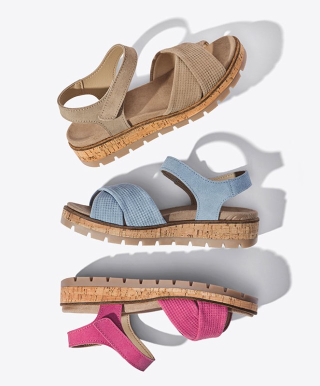 Sommer-Sandalen in einer Kombination aus drei verschiedenen Farbvarianten.